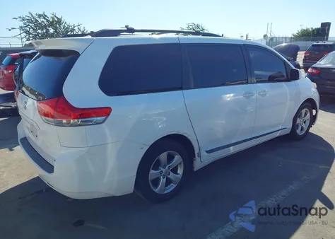 2013 Toyota Sienna Le V6 8 Passenger z USA, uszkodzony, nr VIN 5TDKK3DC2DS365971